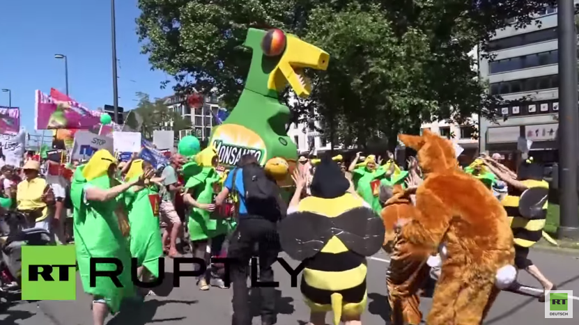 München: Anti-G7-Demonstranten verkleiden sich gegen US-Saatgutkonzern Monsanto