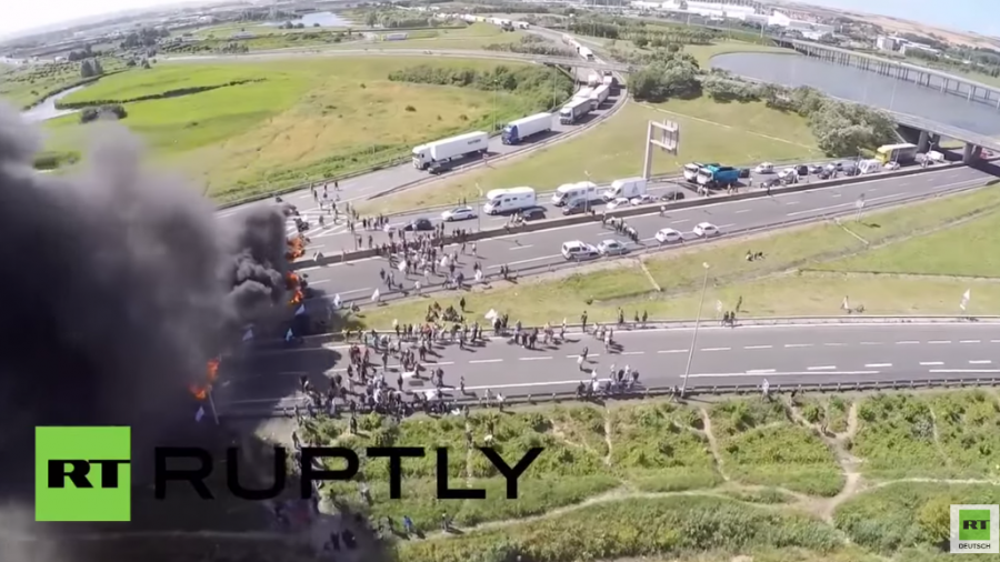 Erneut Chaos am Eurotunnel – Französische Fährarbeiter blockieren Weiterfahrt mit Feuer-Barrikade