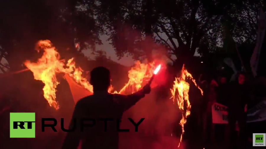 London: Protest und brennende IS-Flaggen nach Bombenanschlag in der Türkei