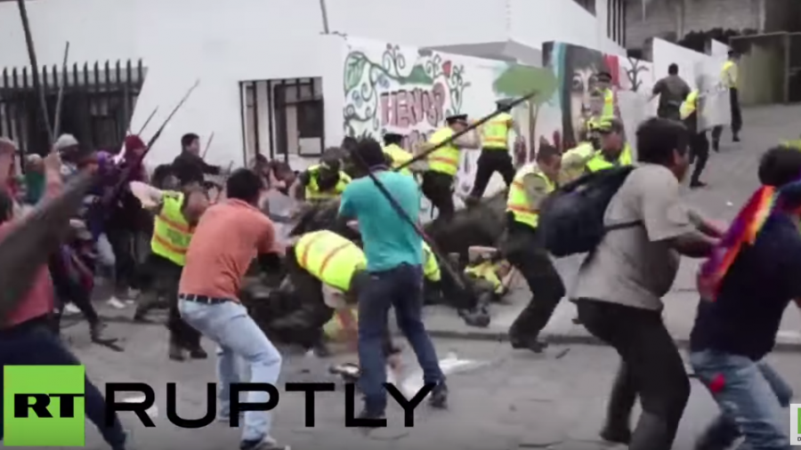 Ecuador: Mit Speeren und Lanzen bewaffnet – Polizei muss vor indigenen Demonstranten fliehen