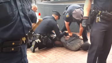 USA: 14 Polizisten im Einsatz bei rücksichtsloser Verhaftung eines einbeinigen Obdachlosen