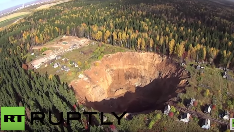 Russland: Drohnenaufnahmen zeigen gigantischen Erdkrater