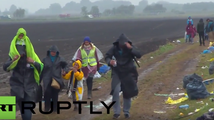 Trotz Regen und Kälte kommen Tausende zu Fuß über Grenze nach Ungarn