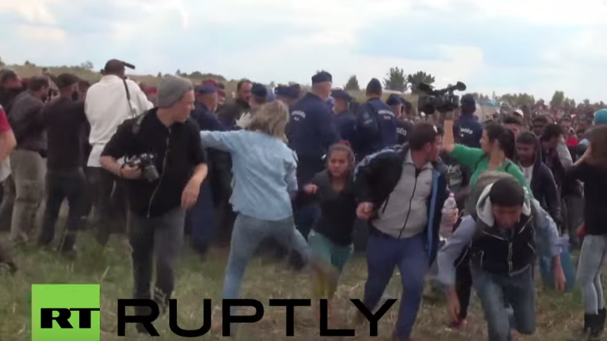 Ungarn: Journalistin tritt vor der Polizei fliehende Flüchtlinge
