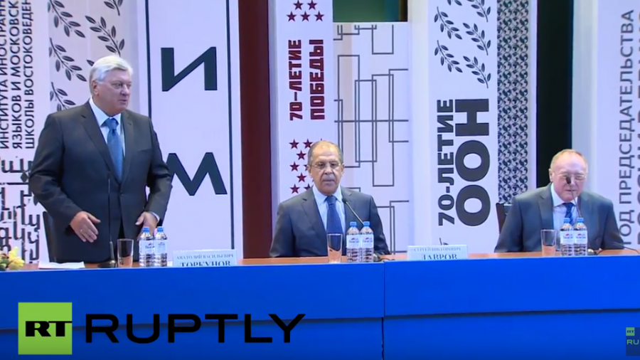 Live: Russlands Außenminister Lawrow spricht vor Studenten am MGIMO (mit englischer Übersetzung)