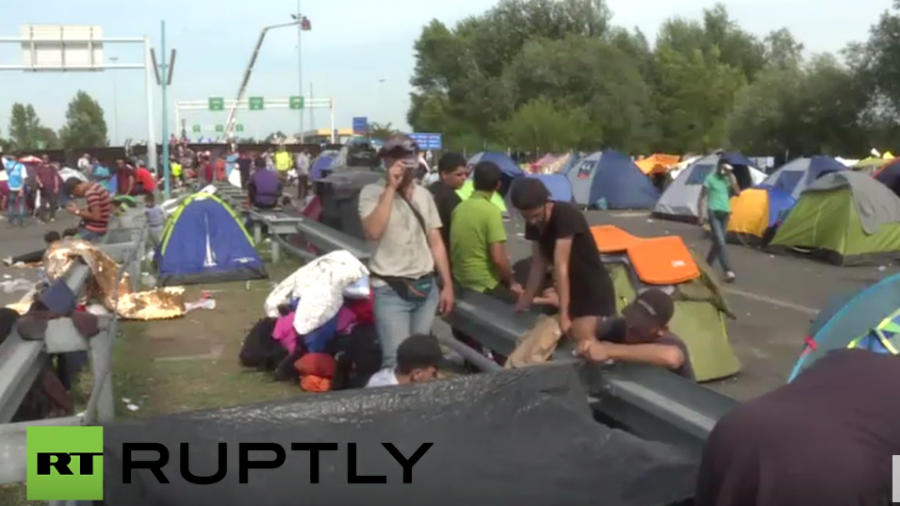 Live: Tumulte an serbisch-ungarischer Grenze - Polizei setzt Wasserwerfer und Tränengas ein