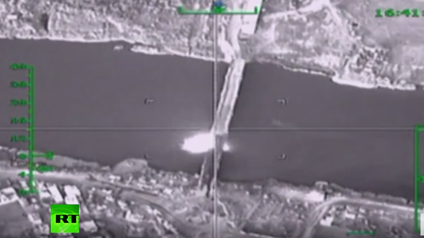 Russlands Luftstreitkräfte zerstören Versorgungslinie des IS in Syrien aus dem Irak