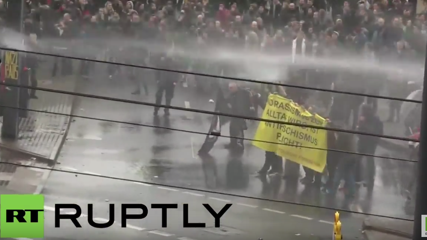 Zusammenschnitt der Zusammenstöße zwischen Polizei und Anti-HoGeSa-Demonstranten in Köln