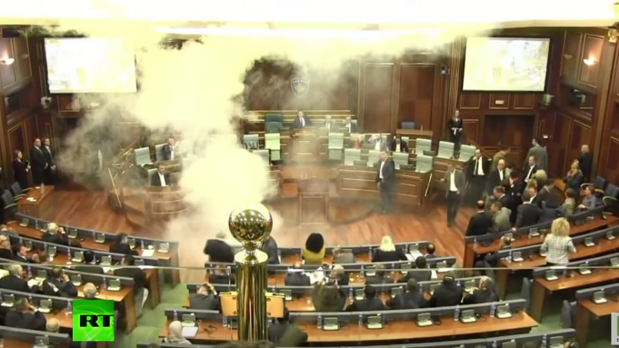 Kosovo: Wegen Einigung mit Serbien – Nationalisten nebeln Gegner im Parlament mit Tränengas ein