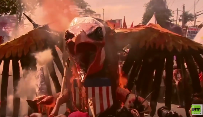 Heftige Proteste beim APEC-Gipfel in Manila - Demonstranten verbrennen US-Adler