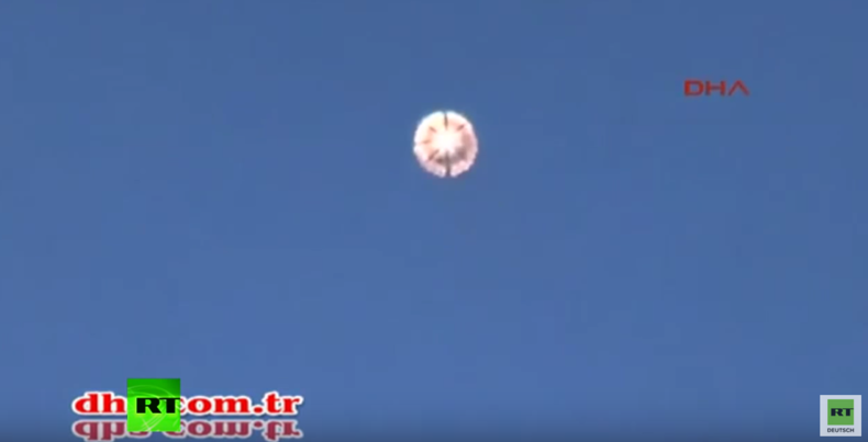 Turkmenisch-syrische Rebellen schießen auf russische an Fallschirmen hängende Su24-Piloten