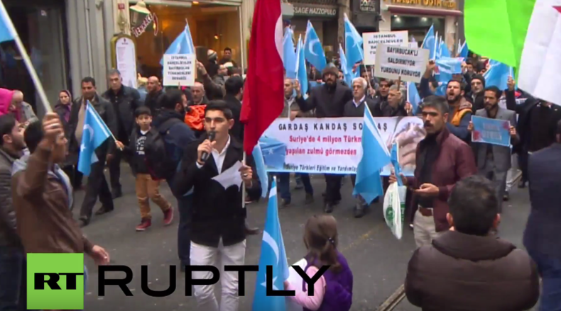 „Mörder Russland wird büßen“ - Turkmenen-Protest vorm russischen Konsulat in Istanbul