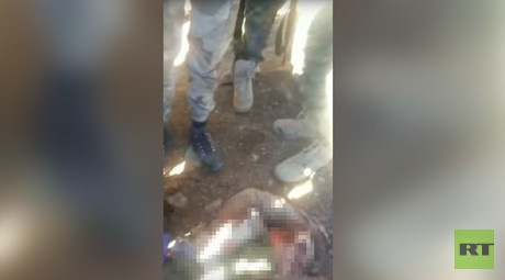 Verstörendes Bildmaterial: Russischer Kampfpilot umzingelt von syrischen FSA-Milizen
