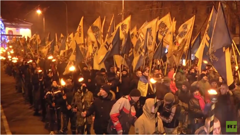 Ukraine: Ultra-rechte Nationalisten bei Fackelumzug in Mariupol