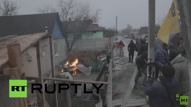 Ukraine: Asow-Milizen attackieren Haus des Polizeichefs von Charkiw mit Molotow-Cocktails