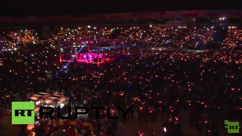 Deutschland: 30.000 Fußball-Fans singen gemeinsam Weihnachtslieder in Berlin