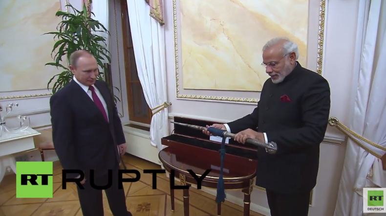 Russland: Putin überreicht indischem Premierminister Modi Geschenke