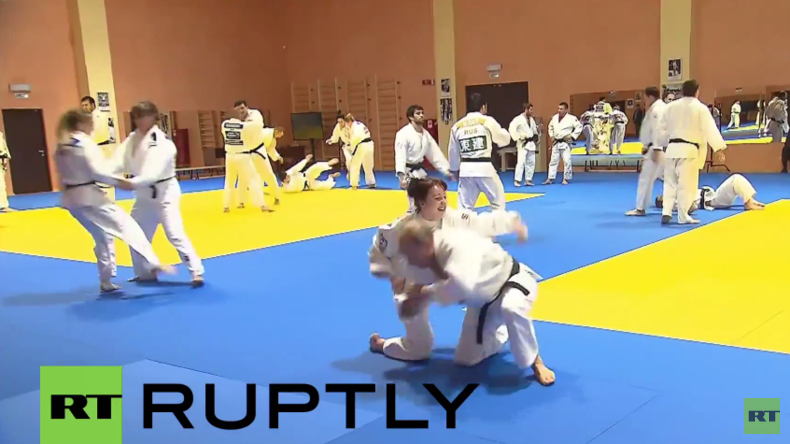Sotschi: Putin beim Sparring des nationalen Judo-Teams - Judo-Kämpferin fordert Putin heraus 