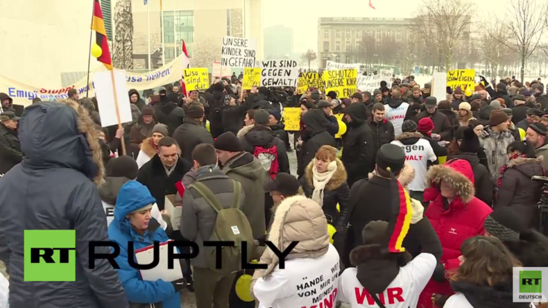 Mutmaßlicher Missbrauch: Hunderte demonstrieren für deutsch-russisches Mädchen vorm Kanzleramt