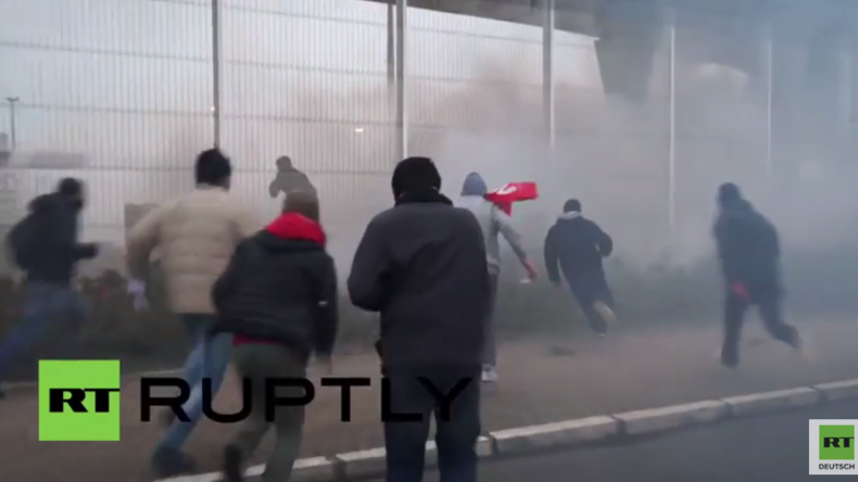 Frankreich: Flüchtlinge stürmen Calais-Fähre - 24 Verhaftungen