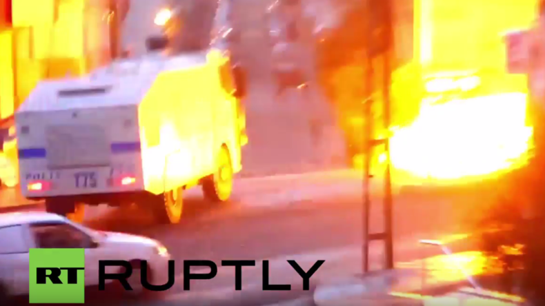 Istanbul: Tränengas und Wasserwerfer im Einsatz bei Zusammenstößen bei pro-kurdischer Demo 
