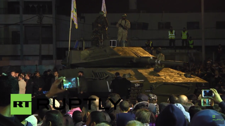 Palästina: Kassam-Brigaden präsentieren selbstgebauten Panzer bei Zeremonie in Gaza