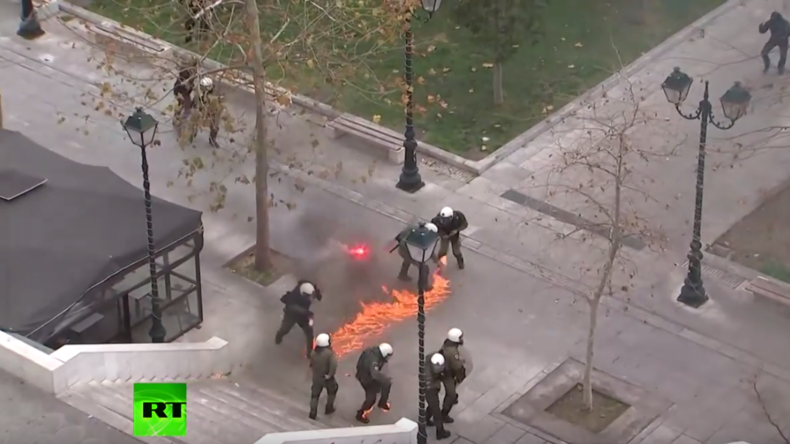 Generalstreik in Athen: Wütende Protestler attackieren Polizisten mit Benzinbomben und Steinen 