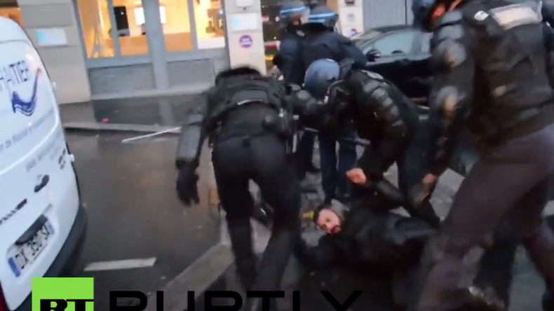 Paris: Polizei geht nach Zusammenstößen brutal gegen pro-kurdische Demonstranten vor
