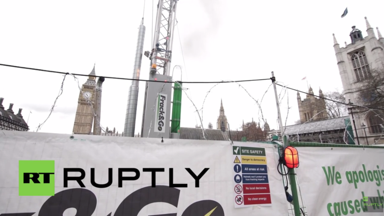 England: Aktivisten errichten Fake-Fracking-Station am britischen Parlament
