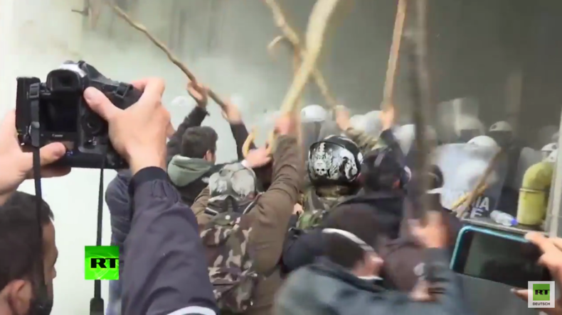 Athen: Gewalt und Chaos brechen aus - Bauern stürmen Landwirtschaftsministerium 