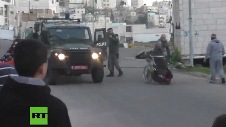 Israelische Grenzpolizisten werfen behinderten Palästinenser mit seinem Rollstuhl um 
