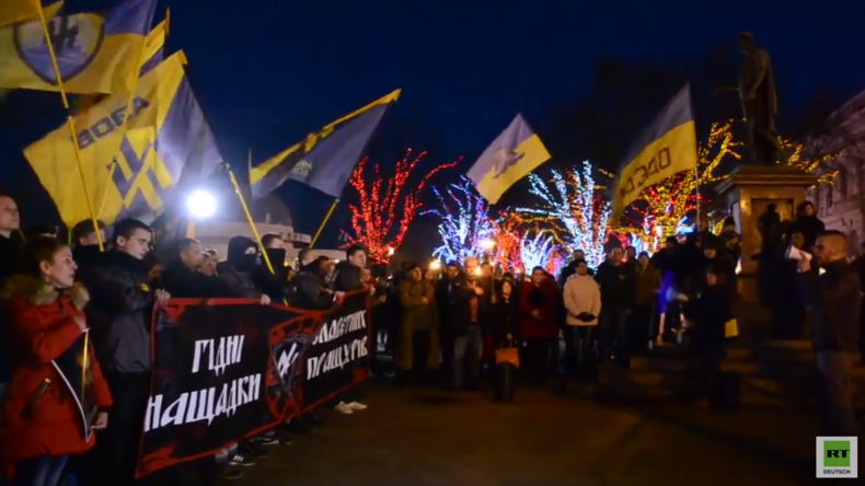 Rechtsradikale veranstalten Fackelmarsch zu Ehren der gefallenen Asow-Kämpfer durch Odessa