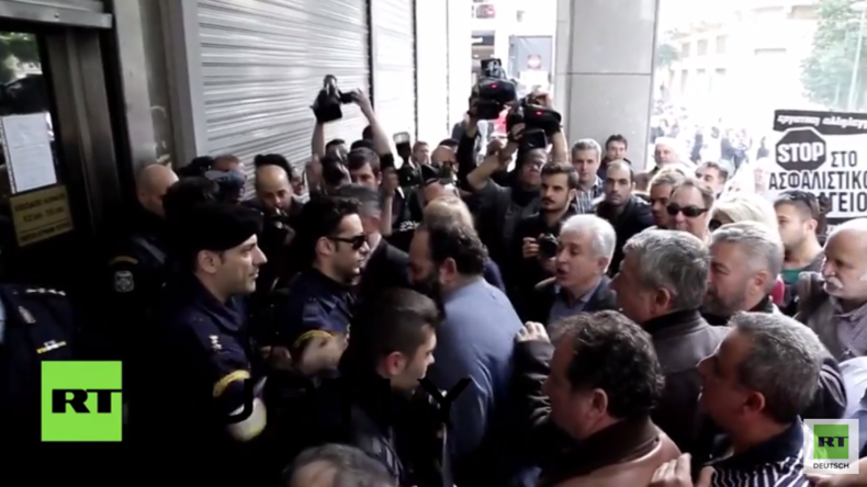 Griechenland, ein gebeuteltes Volk: Wütende Demonstranten versuchen Finanzministerium zu stürmen