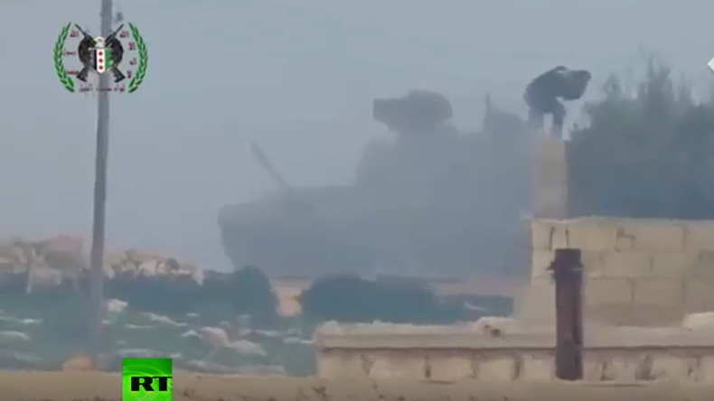 US-TOW-Rakete gegen russischen T-90 Panzer – Crewmitglied steigt nach Volltreffer einfach aus 