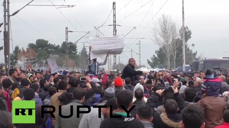 Live von der griechisch-mazedonischen Grenze, an der Tausende Flüchtlinge ausharren