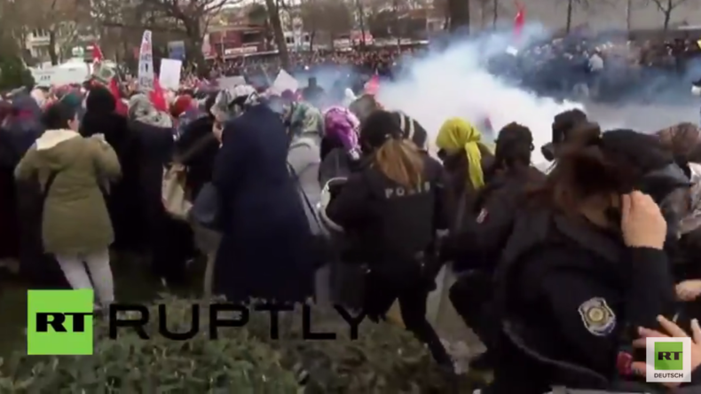 Türkei: Polizei feuert Tränengas auf friedliche Demonstranten nahe des Zaman-Hauptsitzes