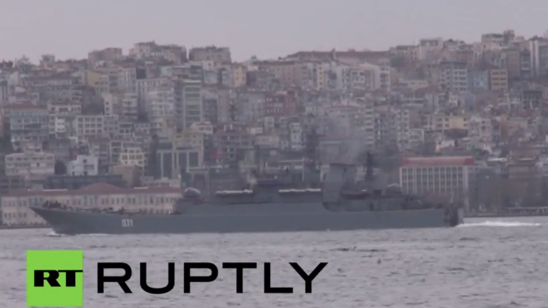 Türkei: Russisches Landungsschiff wird bei Passage des Bosporus streng bewacht