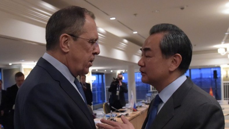 Live: Russischer und chinesischer Außenminister geben gemeinsame Pressekonferenz in Moskau