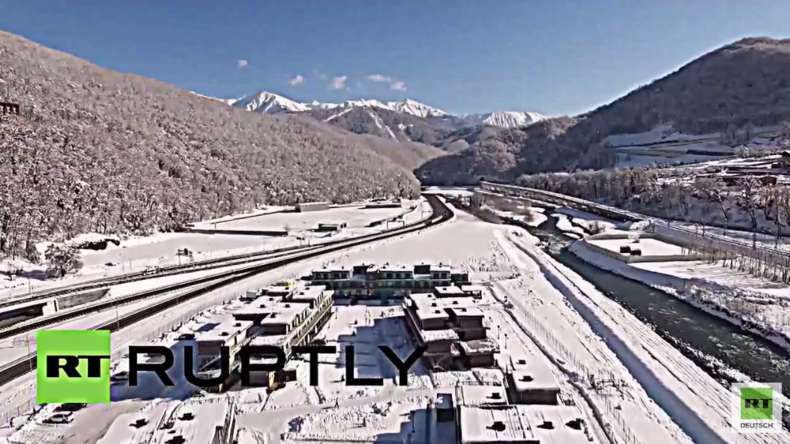 Winterwunderland – Drohne zeigt in weiß gehülltes Sotschi und Austragungsort der Fußball-WM 2018
