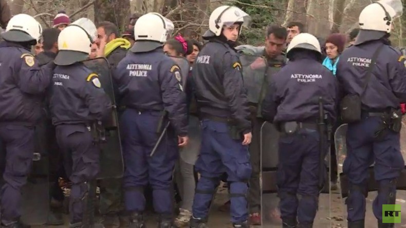LIVE: Hunderte Flüchtende versuchen in Chamilo den Grenzfluss nach Mazedonien zu überqueren