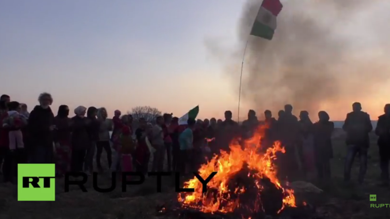 Griechenland: Hunderte kurdische Flüchtlinge feiern Newroz im Idomeni-Flüchtlingslager 