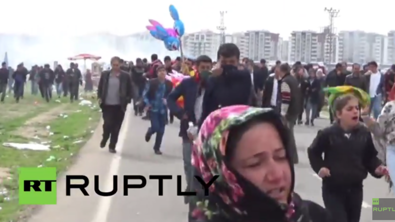 Türkei: Zusammenstöße bei kurdischem Newroz-Fest in Diyarbakir – Polizei setzt Tränengas ein