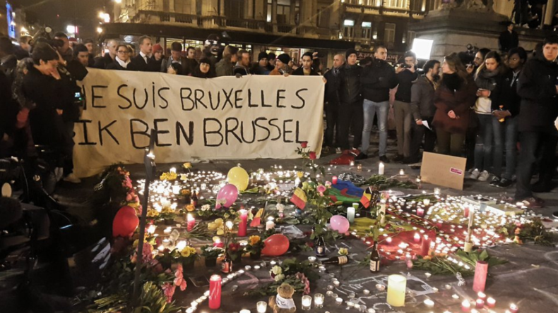 Live: Brüssel unter Schock - Menschen versammeln sich, um Opfer der heutigen Anschläge zu gedenken