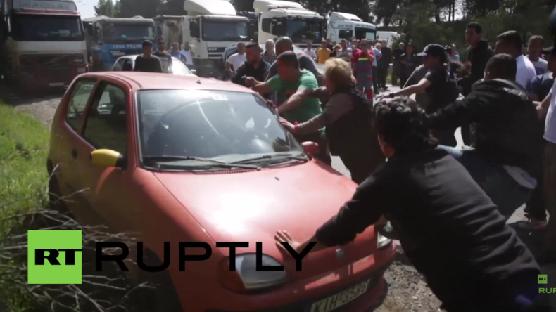 Griechenland: Flüchtlinge und Fahrer geraten aneinander - Autobahn-Blockade nahe Idomeni
