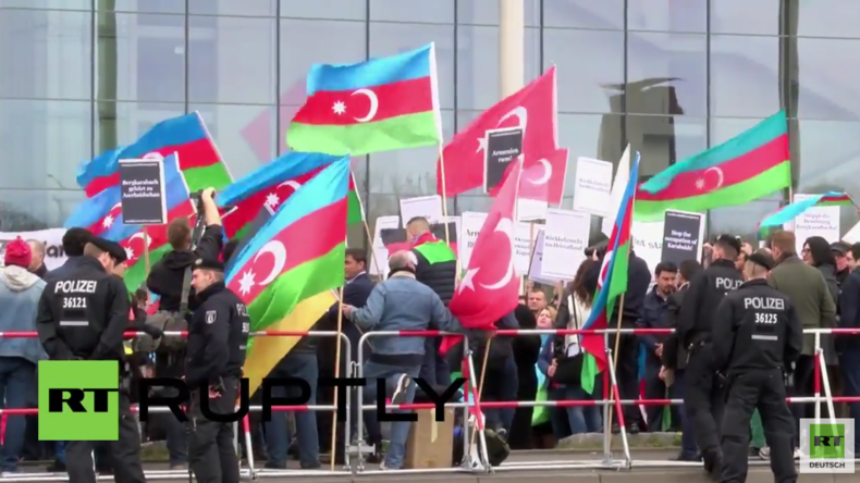Pro-aserbaidschanischer Protest vorm Kanzleramt wegen Treffen zwischen Merkel und Sargsyan
