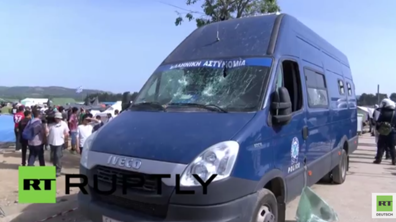 Idomeni: Flüchtlinge demolieren Polizeiwagen, nachdem dieser einen von ihnen überfahren haben soll 