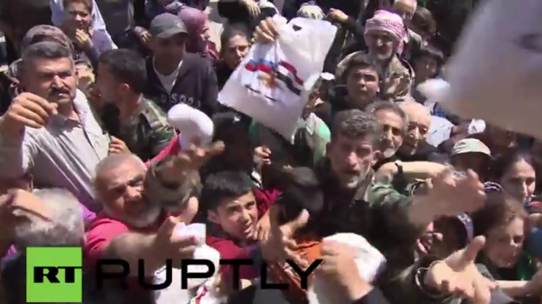 Syrien: Russische Truppen liefern dringend benötigte humanitäre Hilfe in Salhab aus