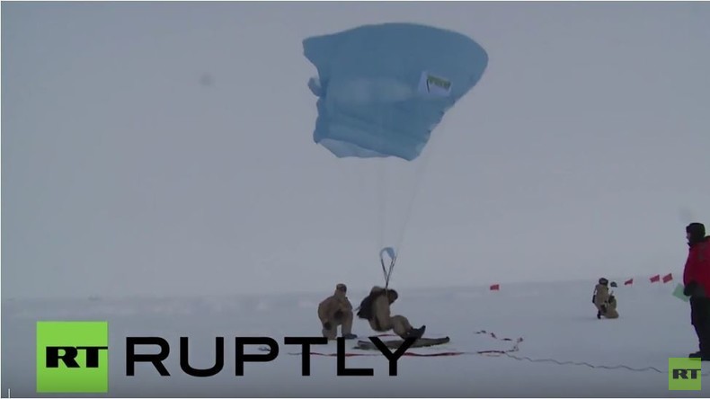  Arktik: Russische Fallschirmspringer vollführen Punktlandung am Nordpol