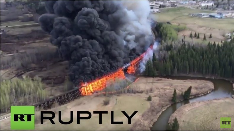 Kanada: Feuer zerstört hölzerne Eisenbahnbrücke 