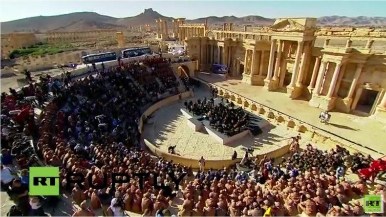'Ein Gebet für Palmyra' - Waleri Gergijews Symphoniekonzert für die befreite Oasenstadt - komplett